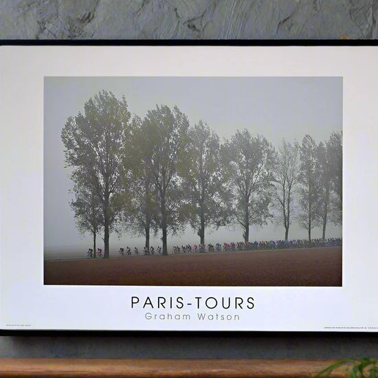 2004 Paris-Tours. Riders in the fog.