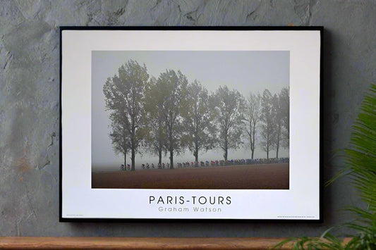 2004 Paris-Tours. Riders in the fog.