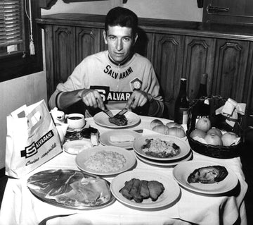 Felice Gimondi eating during the 1968 Giro d'Italia