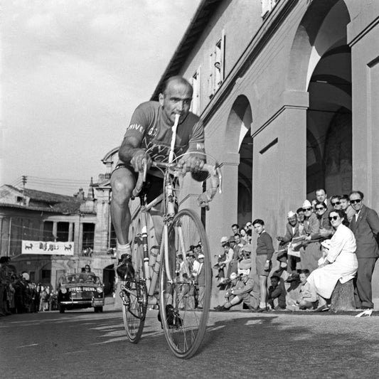 Fiorenzo Magni using an inner tube to steer his bike