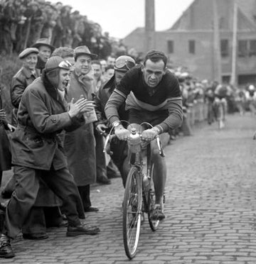 Rik Van Steenbergen riding over the cobbles