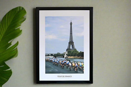 2006 Tour De France, The Eiffel Tower welcomes the surviving cyclists into Paris on Stage 20